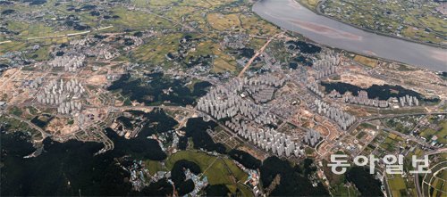 한국토지주택공사(LH)가 신도시 건설을 위해 기반공사를 진행한 경기 김포시 ‘김포 한강신도시’ 전경. LH는 올해 중소기업과의 성과 공유를 확대하는 방안을 동반성장의 중점 과제로 추진할 방침이다. LH 제공