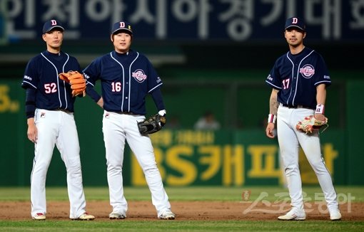 김재호∼이원석∼오재원(왼쪽부터)이 내야에서 펼치는 그물망 수비는 두산의 강력한 숨은 무기 중 하나다. 스포츠동아DB