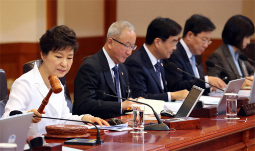 朴대통령, 국무회의 주재 박근혜 대통령이 27일 청와대에서 열린 국무회의에 참석해 의사봉을 두드리고 있다. 박 대통령은 이날 교육, 사회, 문화 분야를 총괄하는 부총리직을 신설하겠다고 밝혔다. 청와대사진기자단