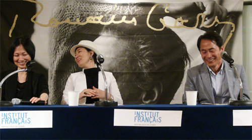 ‘로맹 가리 낭독의 밤’에서 소설가들이 사회자의 질문에 답하며 웃고 있다. 왼쪽부터 조경란 함정임 이승우. 마음산책 제공