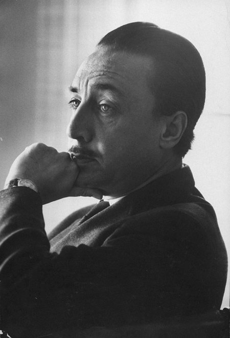 올해 탄생 100주년을 맞은 프랑스 현대문학의 거장 로맹 가리. 그는 에밀 아자르라는 필명까지 두 개의 이름으로 30여 작품을 발표했고 유일하게 공쿠르 상을 두 번 수상한 야망과 열정의 작가였다. 마음산책 제공