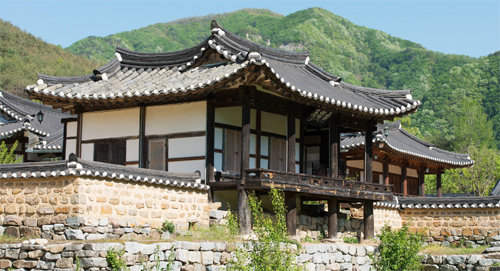 농암종택의 대표 건물인 긍구당(肯構堂)은 원래 농암의 고조부가 세웠으나 농암이 중수하며 긍구당이란 편액을 달았다. 당대 명필 영천자 신잠(1491∼1554)의 글씨로 ‘조상의 유업을 길이 이어간다’는 뜻이 담겼다. 농암은 여기서 나고 여기서 별세했다. 국립민속박물관 제공