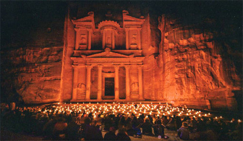 요르단 사막의 고대도시 페트라에 있는 알카즈네 유적. 매일 밤 열리는 페트라 바이 나이트다. 주한요르단대사관 제공