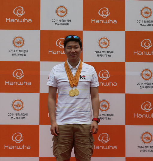 진종오가 28일 창원종합사격장에서 열린 한화회장배에서 2관왕에 오른 뒤 환하게 웃고 있다. 사진제공｜대한사격연맹