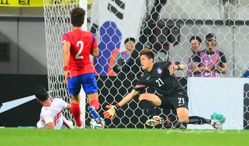 수비는 집중력이 결여돼 있었고, 공격은 단조로웠다. 전체적으로 공격-미드필드-수비의 연결이 매끄럽지 않았다. 아쉬움을 많이 남긴 
국내 최종 평가전이었다. 홍명보 감독이 이끄는 축구대표팀이 28일 서울월드컵경기장에서 열린 튀니지전 전반 44분 
다우아디(왼쪽)에게 선제골을 내주고 있다. 상암｜박화용 기자 inphoto@donga.com 트위터@seven7sola