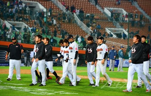 롯데 선수단의 집단행동에 권두조 수석코치가 물러나게 됐다. 이 사건이 지리멸렬하던 롯데 선수단에 반전의 계기로 작용할 수 있을까. 스포츠동아DB