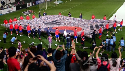 대한축구협회는 28일 서울월드컵경기장에서 튀니지와의 국내 최종 평가전을 마친 뒤 2014브라질월드컵 출정식을 열었다. 축구대표팀은 30일 전지훈련지인 미국 마이애미로 건너가 담금질을 이어갈 계획이다. 상암｜김종원 기자 won@donga.com 트위터@benajjun