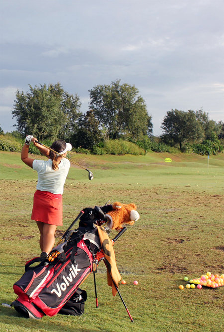 국산 골프공업체 볼빅이 미국여자프로골프(LPGA)투어 대회 때 드라이빙 레인지 공을 공급하게 됐다. LPGA 2부 투어 경기를 앞두고 한 골퍼가 드라이빙 레인지에서 몸을 푸는 모습. 볼빅 제공