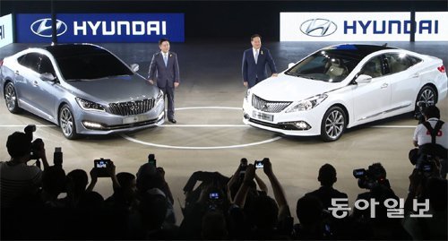 AG와 그랜저 디젤 29일 부산 국제모터쇼에서 김충호 현대자동차 사장(오른쪽)과 곽진 국내영업본부장(부사장)이 대형 세단 ‘AG’(왼쪽)와 준대형 세단 ‘그랜저 디젤’을 배경으로 기념촬영을 하고 있다. 부산=서영수 기자 kuki@donga.com