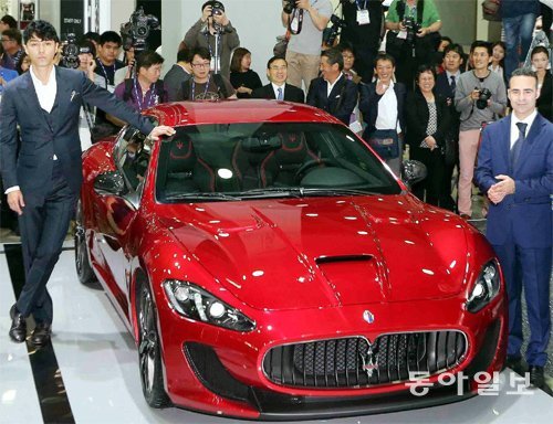배우 차승원(왼쪽)이 마세라티 창립 100주년 기념 모델인 ‘그란투리스모 MC 스트라달레 센테니얼 에디션’ 옆에서 포즈를 취하고 있다. 부산=서영수 기자 kuki@donga.com