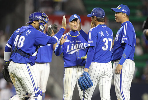 삼성 마무리투수 임창용(37번)이 29일 잠실 LG전에서 9회말 1사 만루 위기를 천신만고 끝에 넘기고 4-2 승리를 지킨 뒤 동료들과 하이파이브를 나누며 기뻐하고 있다. 삼성은 5월에 19승(1무4패)을 올려 팀의 역대 월간 최다승 타이기록을 세우며 1위를 질주했다. 사진제공｜스포츠코리아