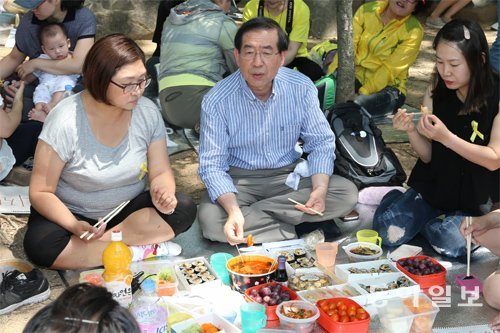 부인이 싸준 도시락으로… 새정치민주연합 박원순 서울시장 후보가 29일 서울 용산 가족공원에서 열린 도시락 플래시몹 ‘원순씨 밥묵자!’ 행사에 참가했다. 박 후보는 “아내가 싸준 도시락을 갖고 왔다. 거리에서 유세를 도와야만 좋은 내조라고 생각하지 않는다”고 했다. 이훈구 기자 ufo@donga.com