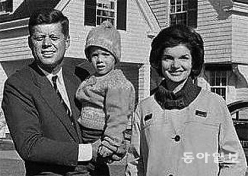 존 F 케네디 전 미국 대통령이 딸 캐럴라인을 안고서 부인 재클린 여사와 찍은 가족사진. 동아일보DB
