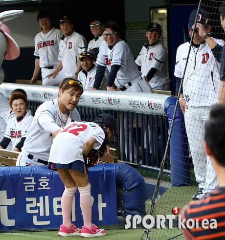 홍성흔 딸 홍화리, 송일수 감독에게 귀여운 ‘배꼽인사’. 사진 스포츠코리아 제공