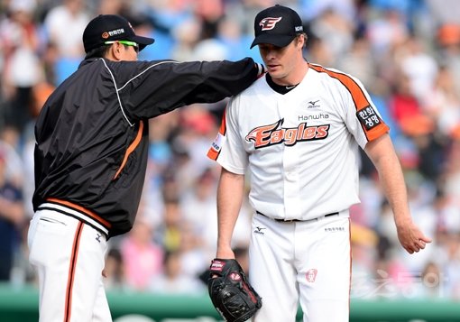 한화 외국인투수 앤드류 앨버스는 5.96의 방어율도 큰 문제지만 이닝소화능력까지 크게 떨어져 팀의 불펜전력에까지 악영향을 끼치고 있다. 스포츠동아DB