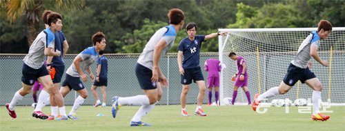 본격 담금질 홍명보 축구대표팀 감독(오른쪽에서 네 번째)이 1일(한국 시간) 전지훈련지인 미국 마이애미 세인트토머스대 축구경기장에서 선수들을 지도하고 있다. 대표팀은 부상에서 회복 중인 홍정호(아우크스부르크)를 포함해 23명의 선수가 모두 모여 수비와 공격 훈련을 소화했다. 마이애미=양회성 기자 yohan@donga.com