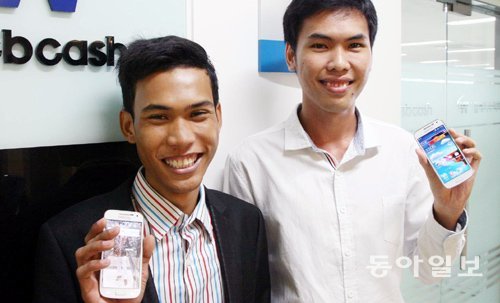 지난달부터 한국에서 소프트웨어(SW) 기술연수를 시작한 캄보디아 청년 피사이 씨(왼쪽)와 섬안 씨가 스마트폰을 들어 보이며 웃고 있다. 서동일 기자 dong@donga.com