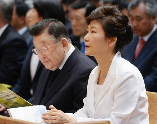 박근혜 대통령은 1일 오후 7시 서울 강동구 명성교회에서 열린 ‘세월호 참사 위로와 회복을 위한 한국교회연합기도회’에 참석했다. 청와대사진기자단