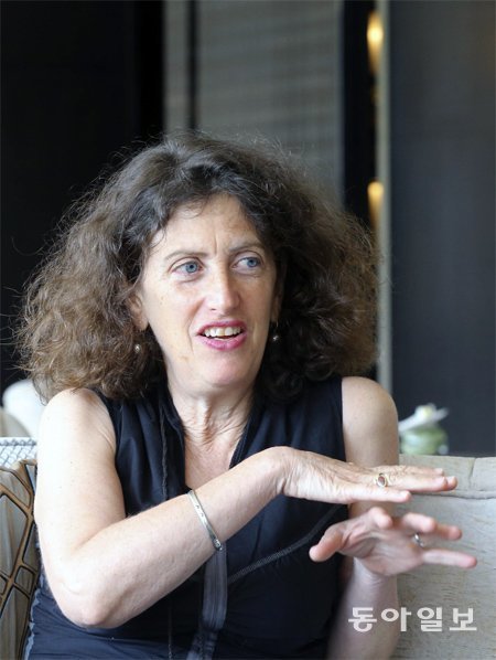 “모든 걸 보려고 하면 아무것도 안 보입니다.” 헬렌 비네는 사진 잘 찍는 법을 묻자 “한 가지에만 집중하라”고 했다. 원대연 기자 yeon72@donga.com