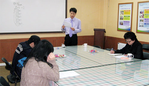 김대현 경사(화이트보드 앞)가 쉬는 시간을 쪼개 탈북주민들에게 영어를 가르치고 있다. 대전 동부경찰서 제공
