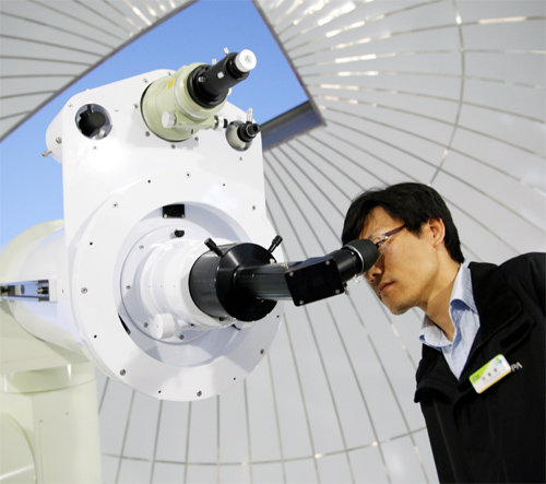 충북 증평군 증평읍 율리 좌구산천문대에 설치된 지름 356mm 렌즈를 장착한 초대형 굴절망원경. 증평군 제공