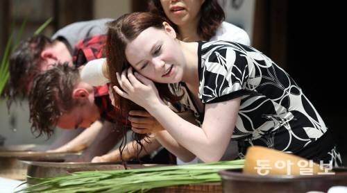 단오(6월 2일)를 앞둔 29일 서울 종로구 국립민속박물관에서 외국인들이 창포물에 머리를 감는 체험을 하고 있다. 최혁중 기자 sajinman@donga.com