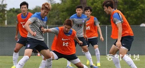 악착같은 박주호 브라질 월드컵 출전을 앞둔 한국 축구 대표팀 박주호(왼쪽에서 세 번째)가 2일 미국 마이애미 전지훈련장인 세인트토머스대 운동장에서 진행된 수비압박훈련 도중 손흥민(왼쪽에서 두 번째)과 볼을 다투고 있다. 브라질 월드컵 예비명단에 들어 있던 박주호는 김진수의 부상 회복이 늦어져 지난달 29일 최종 엔트리에 포함됐다. 마이애미=양회성 기자 yohan@donga.com