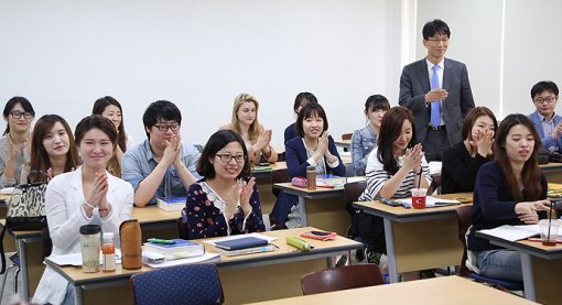 민병곤 교수의 ‘한국어 표현론’ 수업은 한국에 와 색다른 경험을 한 외국인 학생들의 발표로 늘 웃음꽃이 핀다. (사진  박경모 전문기자)