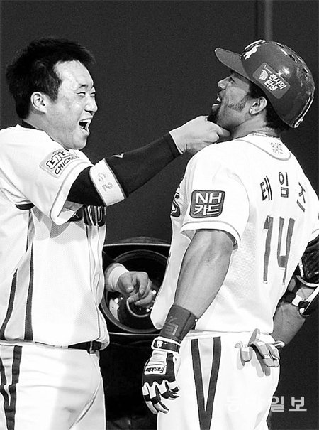 NC 테임즈(오른쪽)가 4일 마산에서 열린 넥센과의 경기 2회 2사 3루에서 투런포를 쏘아 올린 뒤 더그아웃에 돌아와 포수 김태군과 턱수염 세리머니를 하고 있다. 마산=김민성 스포츠동아 기자 marineboy@donga.com