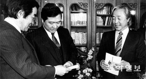 1985년 3월 15일 김상현 민추협 공동의장 권한대행의 초청으로 그의 서울 창천동 자택에서 회담을 가진 DJ와 YS. DJ로서는 4년 10개월 만에 정치전면에 나서는 순간이었다. 동아일보DB