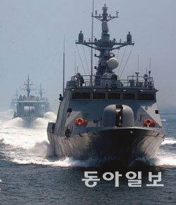 서해 앞바다에서 전술 기동훈련을 하는 유도탄 고속함. 5월 22일 북한 측으로부터 해안포 공격을 당한 고속함과 동급의 함정이다. 동아일보DB