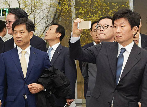 정몽규 현대산업개발 회장(오른쪽)이 올 3월 24일 곡선 디자인으로 유명한 서울 동대문디자인플라자(DDP)를 임원들과 함께 둘러보면서 이색적인 디자인을 휴대전화 카메라로 촬영하고 있다. 현대산업개발 제공