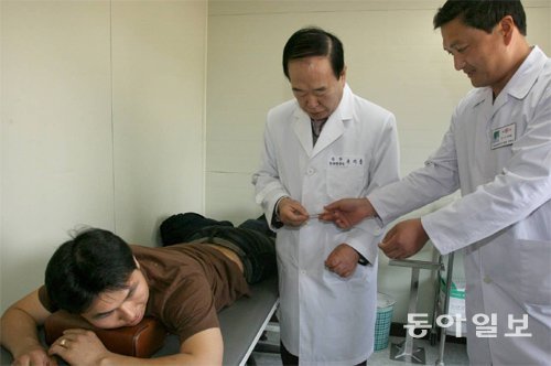 2005년 4월에 문을 연 개성공단 그린닥터스 협력병원에서 남북 양측 의사들이 함께 환자를 진료하는 모습. 동아일보DB