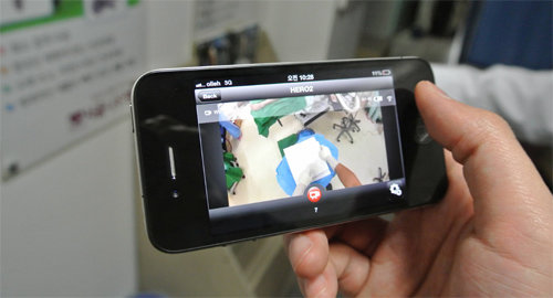 서울나우병원은 2012년부터 인공관절수술 장면을 환자 보호자의 스마트폰으로 연동하는 서비스를 시작했다. 한 환자 보호자가 스마트폰으로 수술 진행 과정을 실시간 확인하고 있다. 서울나우병원 제공