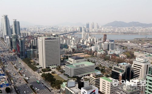 서울 강남구 삼성동 일대의 전경. 서울시가 4월 발표한 코엑스∼잠실운동장 일대 종합발전계획의 중심지인 이곳에서는 박원순 시장의 재선으로 부동산 가격 상승에 대한 기대감이 한층 더 달아오르고 있다. 동아일보DB