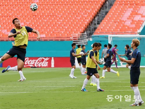 “가나 골문에 내리꽂겠다” 한국 축구대표팀 공격수 김신욱(왼쪽)이 가나와의 평가전을 하루 앞둔 9일 미국 마이애미 선라이프 스타디움에서 경기장 적응훈련을 하던 중 헤딩을 하고 있다. 마이애미=양회성 기자 yohan@donga.com