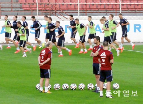 장거리 이동 몸 푸는 러 대표팀 브라질에 입성한 러시아 축구대표팀이 9일 브라질 상파울루 주 이투의 노벨리 주니오르 스타디움에서 첫 훈련을 소화하고 있다. 러시아 대표팀은 삼엄한 경비 속에 1시간 훈련 중 20분만 공개했다. 이투=김동욱 기자 creating@donga.com