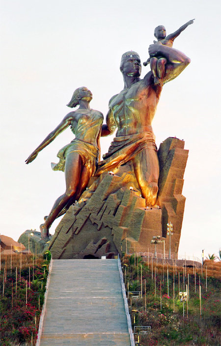 북한이 2010년 제작한 세네갈의 ‘아프리카 르네상스’는 미국 뉴욕 자유의 여신상보다 크다. 민주 국가에서 초대형 동상을 제작하는 일은 드물어 북한은 이 분야에서 최고 기술을 자랑한다. 최원준 작가 제공