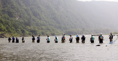 흐르는 강물에서 낚싯줄을 감았다 풀었다 하면서 민물고기를 낚는 전통 낚시기법인 견지낚시. 7일 충북 단양군 가곡면 남한강에서 열린 ‘제5회 금양통산배 가족견지낚시대회’에 참가한 낚시꾼이 견지낚시를 즐기고 있다. 단양군 제공