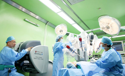 김선한 고대 안암병원 대장항문외과 교수(왼쪽)가 직장암 로봇수술을 집도하고 있다. 이 병원 로봇수술센터 의료진은 이 분야에서 최고 수준이라는 평가를 받고 있다. 고려대 안암병원 제공
