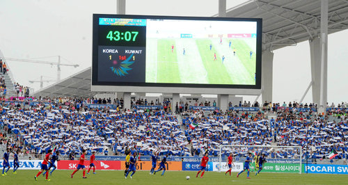 9월 개막하는 인천 아시아경기대회를 앞두고 1일 주경기장에서 열린 한국 아시아경기 국가대표와 쿠웨이트의 평가전에서 시민들이 한국 대표팀을 응원하고 있다. 5만1000여 명이 입장한 이 날 평가전은 주경기장의 운영 시스템을 점검하는 ‘테스트 이벤트’로 열렸다. 인천아시아경기대회조직위 제공