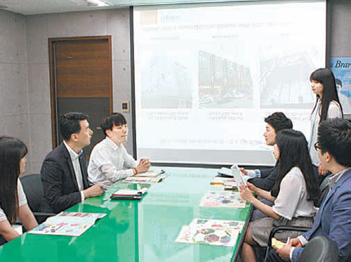 9일 롯데백화점 광주점 3층 회의실에서 백화점 마케팅 담당자와 ‘대학생 마케터’들이 ‘온라인 마케팅’을 주제로 토론을 벌이고 있다. 롯데백화점 광주점 제공