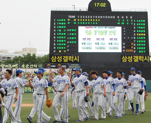 롯데 박흥식 타격코치와 진필중 XTM 해설위원이 올 시즌 불고 있는 타고투저 현상을 분석했다. 3∼4선발의 활약여부와 투수들의 공격적인 투구, 비좁은 스트라이크 존을 지적했다. 삼성 선수단이 5월 25일 대구 넥센전에서 18-2로 승리했다. 사진제공｜스포츠코리아