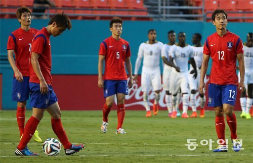 망연자실 한국 축구대표팀이 10일 미국 플로리다 주 마이애미 선라이프 경기장에서 열린 가나와의 평가전에서 전반 44분 가나의 공격수 아사모아 기안에게 추가골을 허용한 뒤 망연자실한 표정을 짓고 있다. 홍명보 대표팀 감독은 상대 역습을 차단하는 데 중점을 두고 경기를 운영하겠다고 했지만 효과를 보지 못했다. 마이애미=양회성 기자 yohan@donga.com