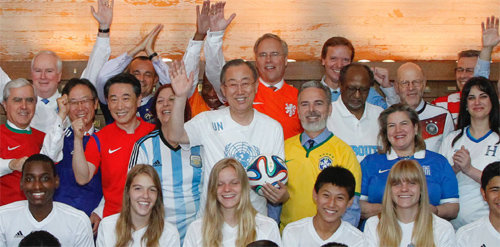 9일 반기문 유엔 사무총장(가운데 줄 왼쪽에서 다섯 번째)과 2014 브라질 월드컵 본선에 진출한 32개국 유엔대사들이 대회의 성공적 개최를 기원하기 위해 미국 뉴욕 유엔본부에 모였다. 오준 한국대사(가운데 줄 왼쪽에서 세 번째)를 비롯한 참석자들은 자국 유니폼을, 반 총장은 유엔 유니폼을 입었다. 유엔본부 제공