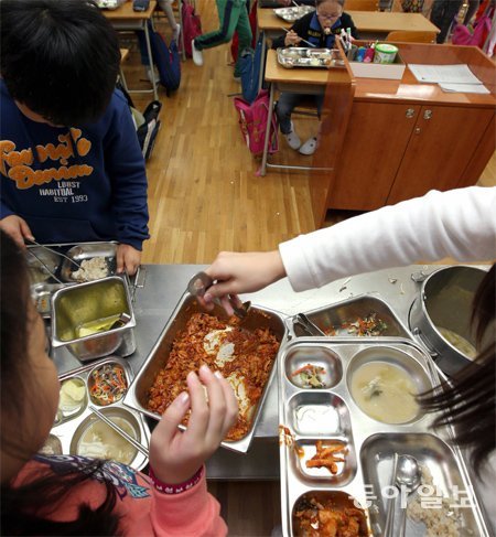 서울 시내의 한 학교 급식 모습. 동아일보DB