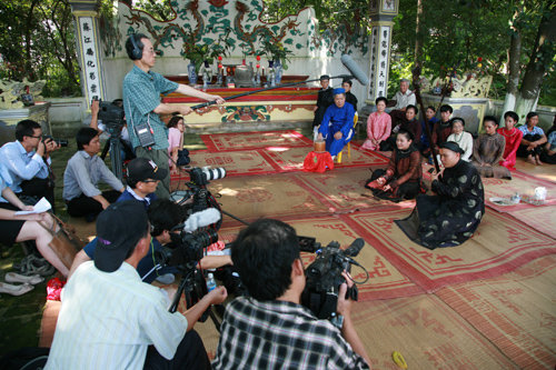 2012년 한국의 유네스코아태무형유산센터가 베트남 전통음악인 ‘카추(Cartu)’ 공연을 기록영상으로 남기는 모습. 이 센터는 아시아태평양 국가의 무형문화유산 보호를 위해 다방면으로 활동하고 있다. 유네스코아태무형유산센터 제공