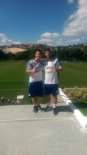 우승 후보 아르헨티나를 이끄는 쌍두마차 리오넬 메시(왼쪽)와 세르히오 아게로가 브라질월드컵 기간 동안 룸메이트로 지내게 됐다. 아게로는 자신의 트위터에 인증샷을 남겼다. 사진출처｜세르히오 아게로 트위터