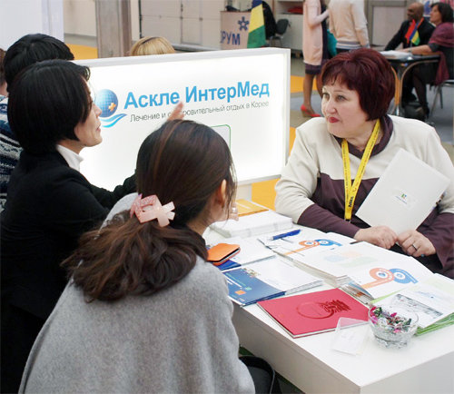 2014년 3월 모스크바 엑스포센터에서 열린 국제관광박람회의 한국의료관광 에이전트 부스에서 러시아인 사업자가 상담을 받고 있다. 문화체육관광부 제공