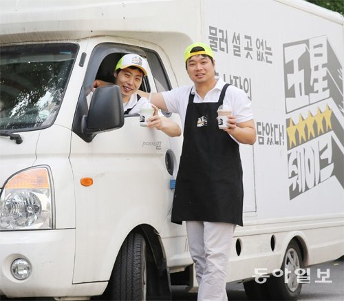 상가 주차장에 서 있는 푸드트럭 ‘오성쉐이크’는 지금 창고 역할을 하고 있지만 지난해만 해도 서울시내 곳곳을 누볐다. 홍진환 기자 jean@donga.com